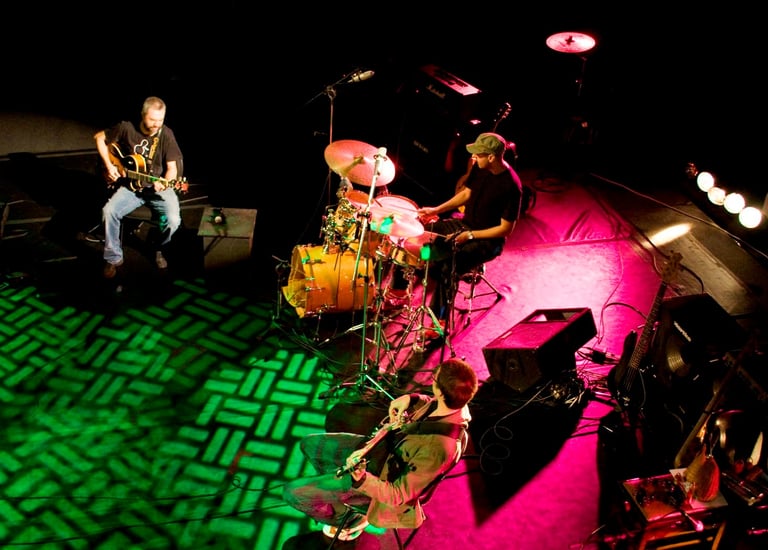 bruno tessele tocando ao vivo com bruno migotto e mihel leme