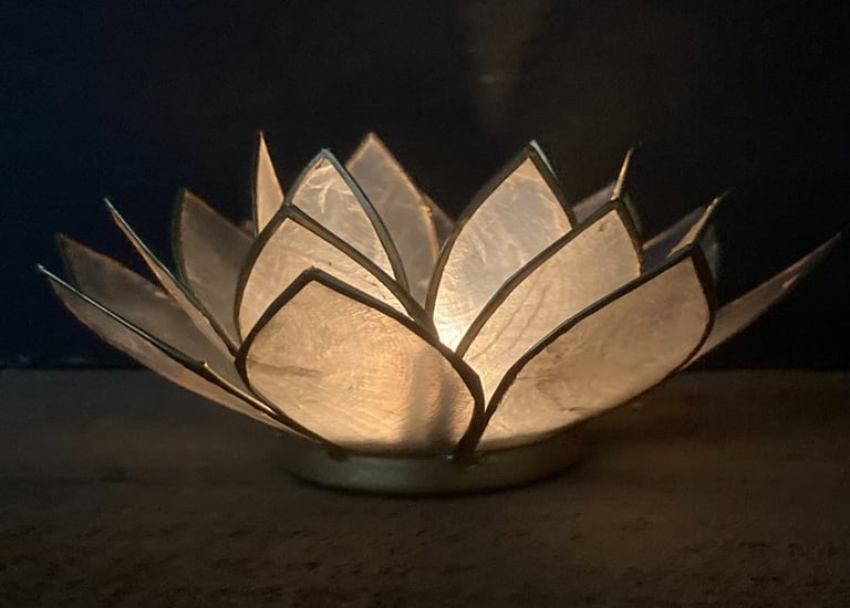 bougeoir lotus en capiz pour yoga