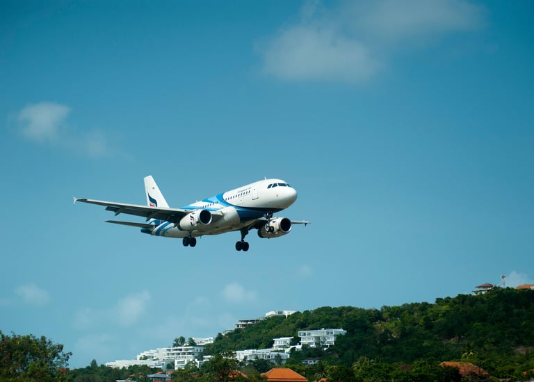 ein Flugzeug, das von der Landebahn eines Flughafens abhebt
