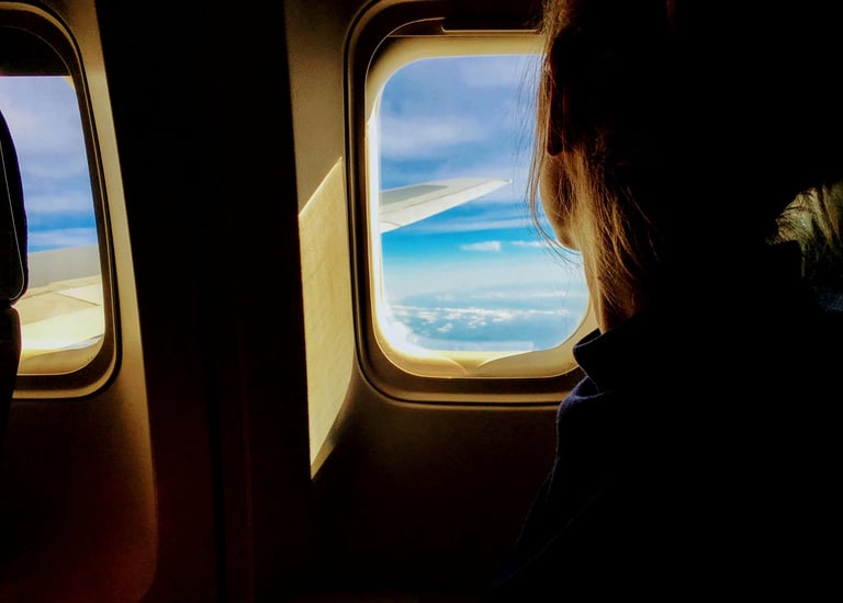 Eine Frau schaut aus dem Fenster eines Flugzeugs