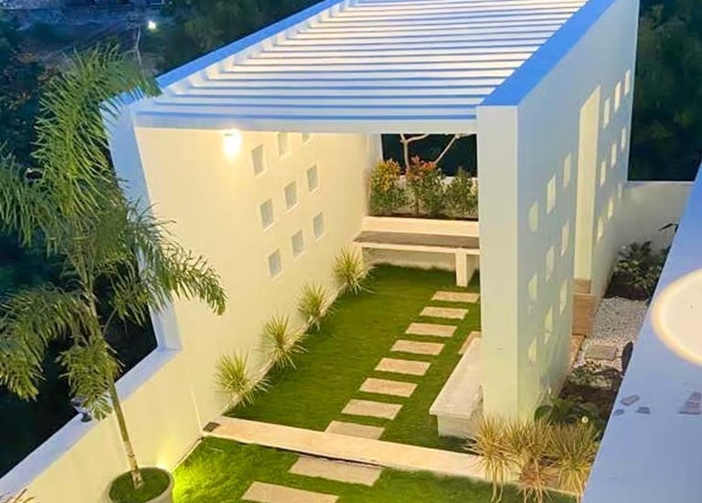 Modern terrace garden with seating and raised planters by Garden Designers