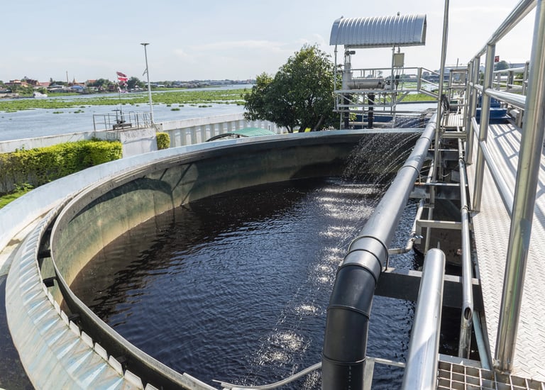Planta industrial de tratamiento de aguas residuales con tanque de aireación circular.