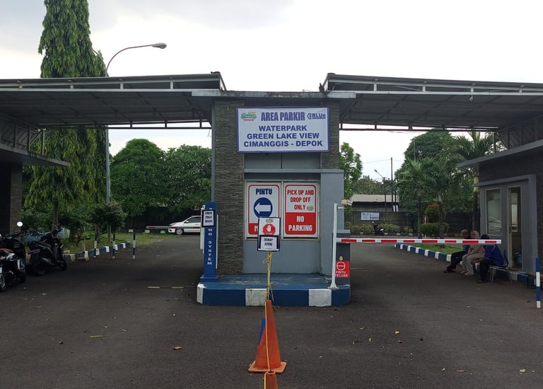 Sistem alat parkir di pintu masuk area parkir kendaraan