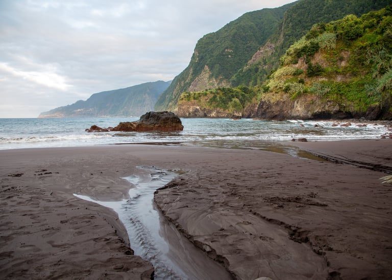 Photographie de voyage en lumière naturelle, paysages et instants authentiques