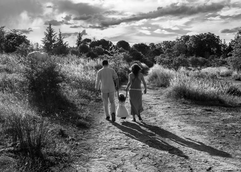 Séance photo famille à Montpellier en extérieur, moments naturels et spontanés