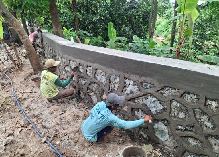 Pekerjaaan tanggul perumahan villa mutiara Bojong kulur Kota Bekasi