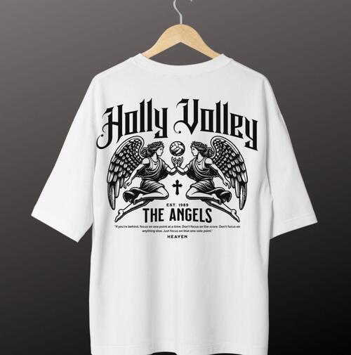 Camisa blanca, gráfico del logotipo “Holly Volley”, con dos ángeles y un balón de voleibol.