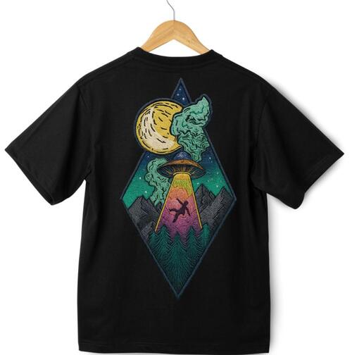 Camisa negra con un gráfico de una escena de abducción OVNI con una luna, montañas y bosque.