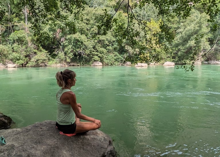 Anna Martínez meditando