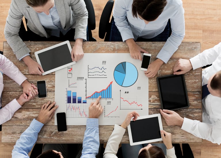 Réunion de travail autour de documents et données pour optimiser une stratégie