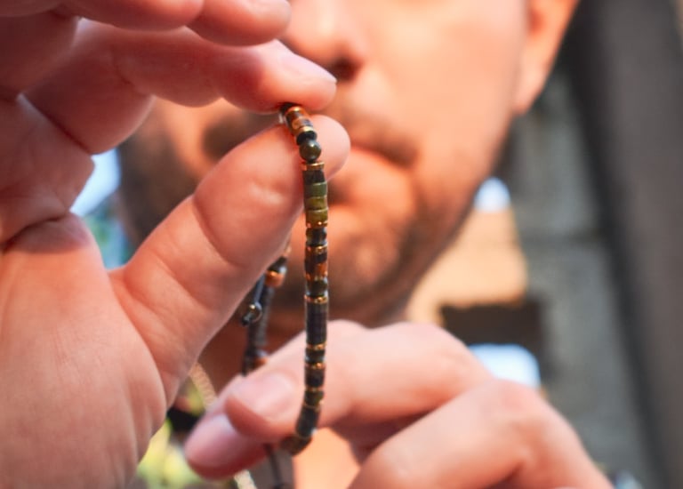hombre mostrando pulsera en la mano