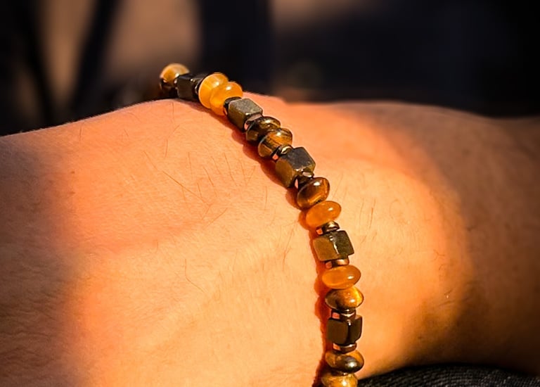 mano con pulsera en cubos de obsidiana