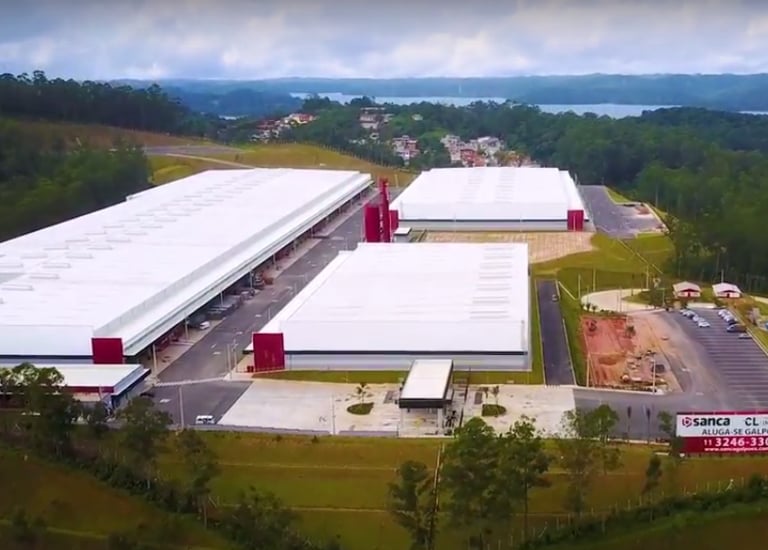 Galpão com piso com fibras