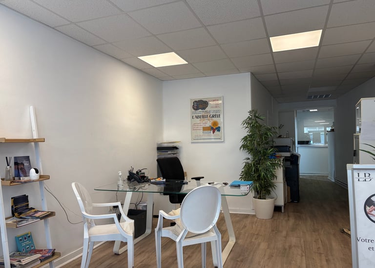 Bureau d'accueil avec mur blanc