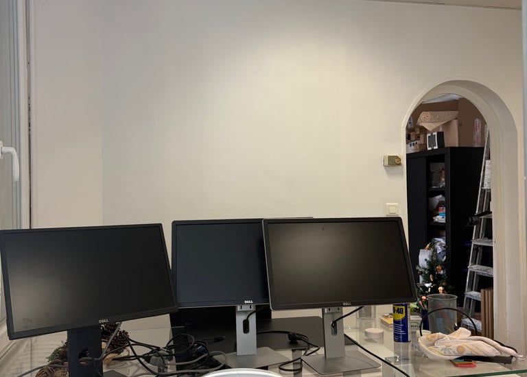 Bureau avec 3 écrans et une porte en arche