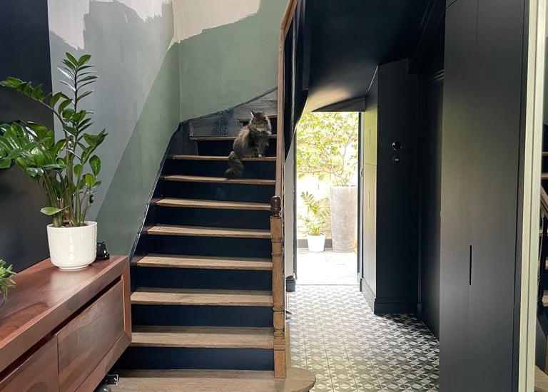 Couloir et escalier donnant sur une cour