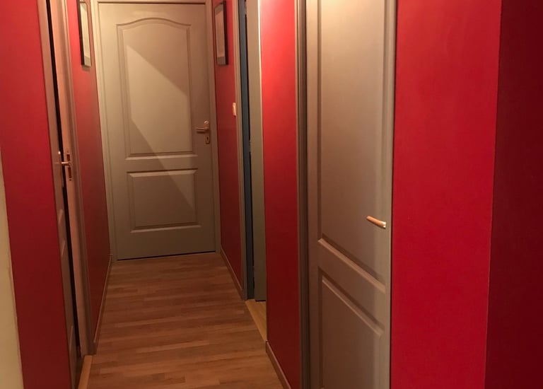Couloir rouge et gris