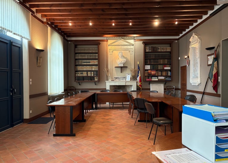 Salle du conseil avec grande table de réunion
