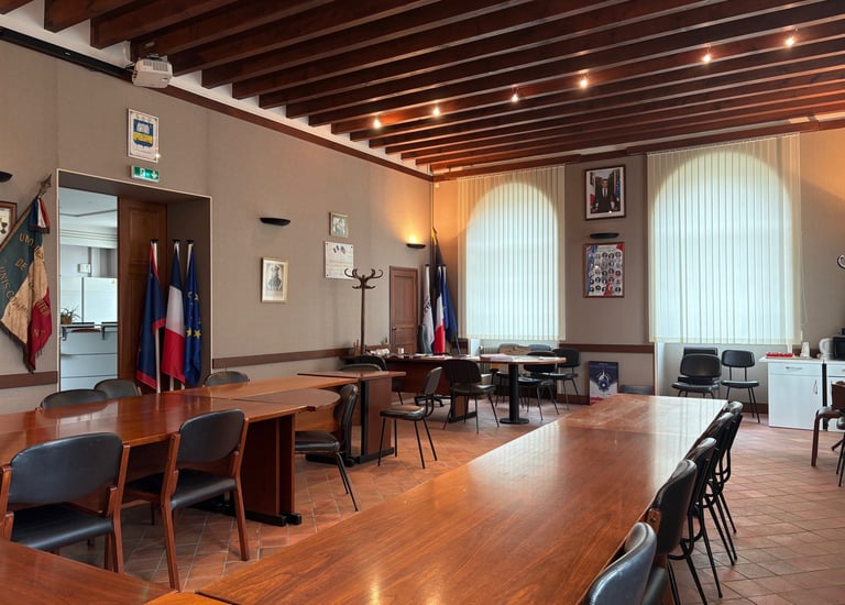 Grande salle de réunion avec une table rectangulaire