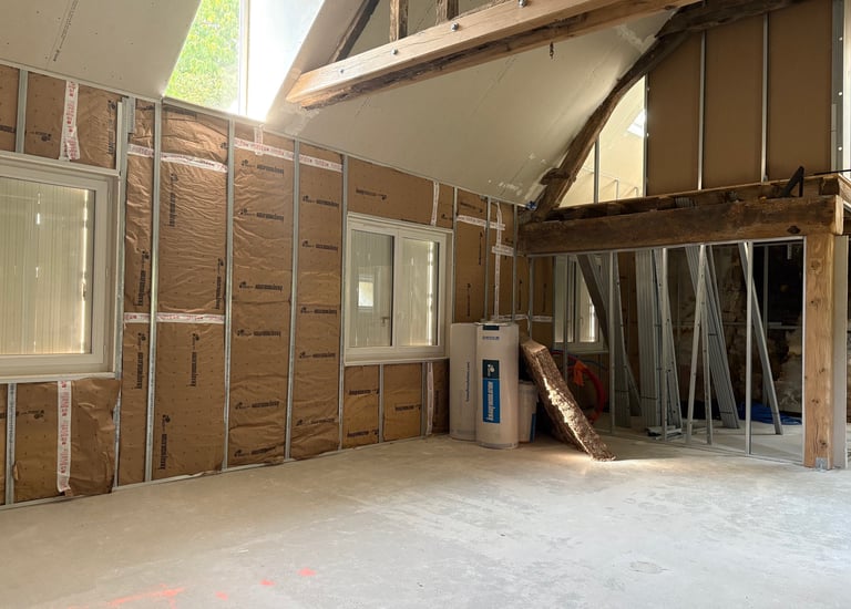 Bâtiment en travaux avec poutres apparentes