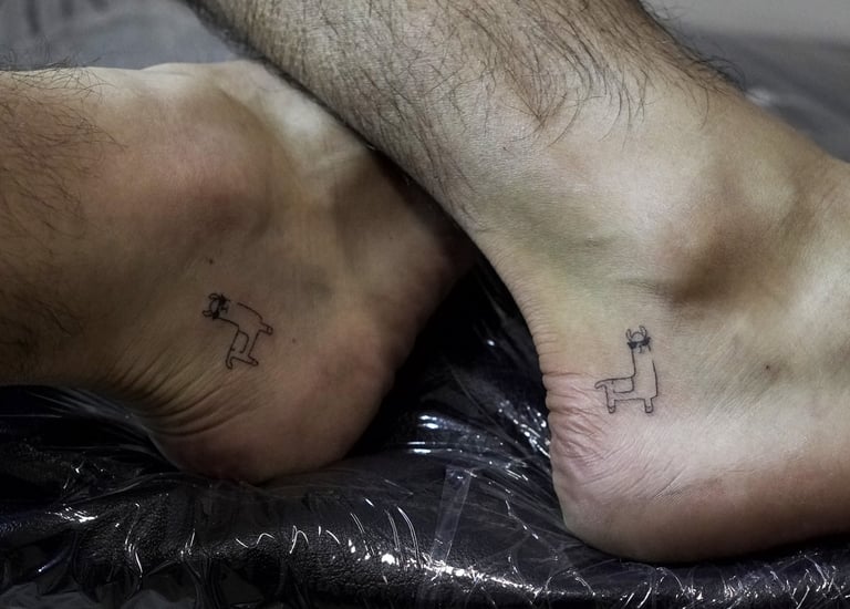 tattoo llama noir tattoo cusco