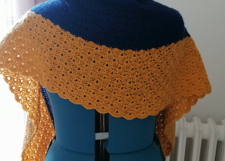Etole en point fantaisie crocheté dans un fil bleu amiral et un fil couleur moutarde 