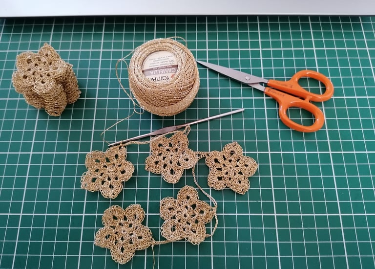 étoile faite au crochet dans un fil très fin et assemblé en guirlande 