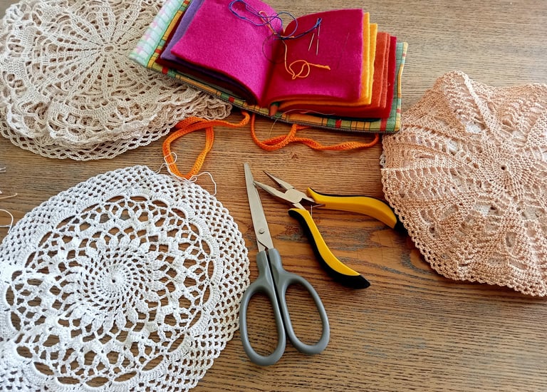 Plusieurs cercles fait au crochet dans des fils fin en coton posés sur une table en bois  