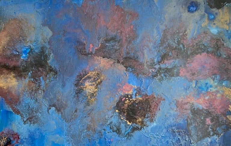 El azul compite con el magenta en esta obra de pouring acrílico