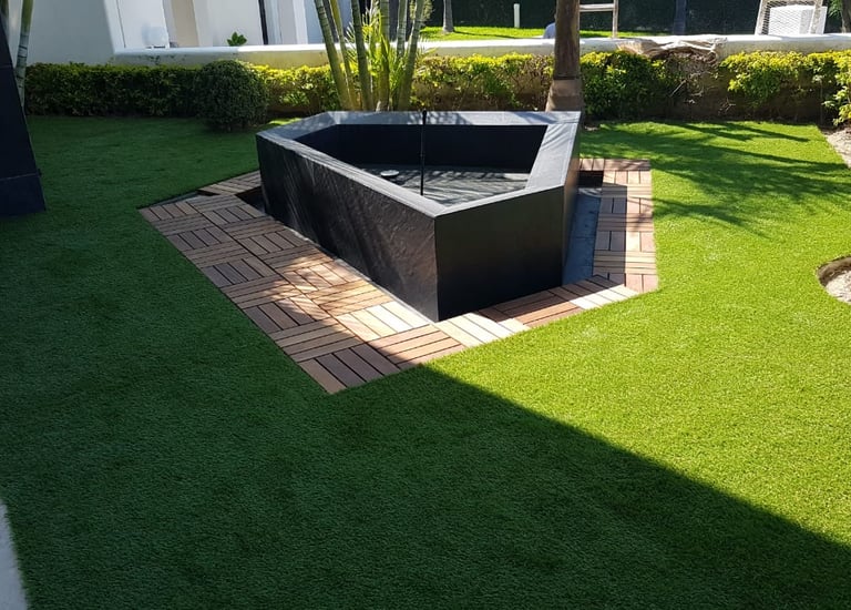Jardín residencial con césped sintético instalado por Pasto Sintético Aldrete