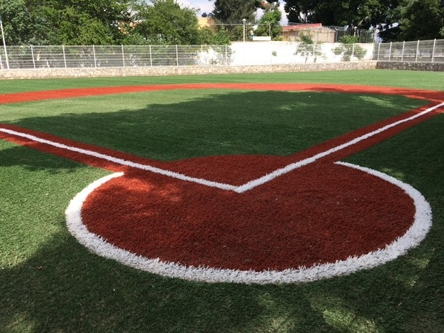 cancha de baseball dentro de una universidad 