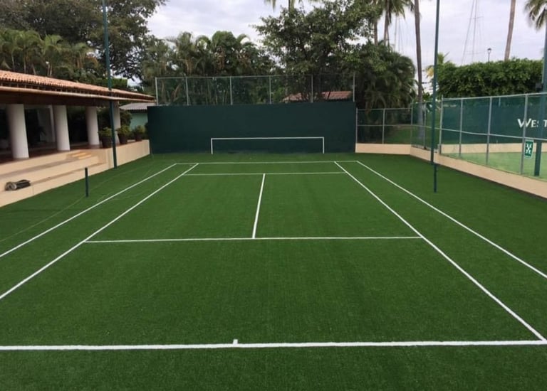 Cancha de tenis dentro de una universidad