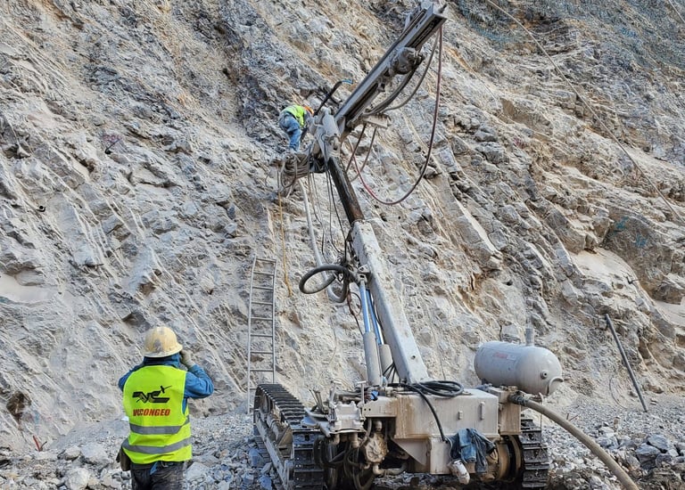 Trabajadores realizando anclaje y concreto lanzado