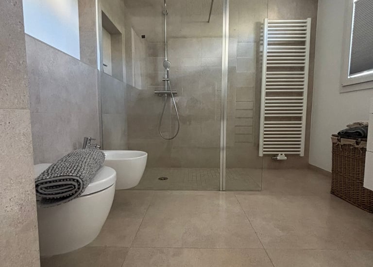 Equipo especializado en limpieza final de obra e industrial en Mallorca, garantizando espacios limpios, seguros.