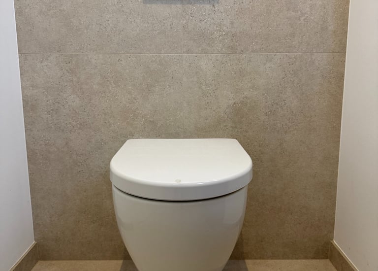 Instalación de inodoro eficiente en baño reformado en Mallorca, obra realizada por ZEGA