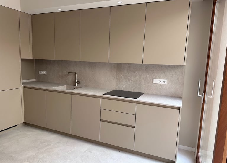 Reforma integral de cocina en Mallorca con diseño funcional y materiales de primera calidad