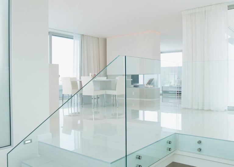 Glass stairwell balustrade