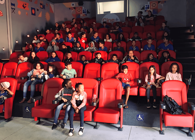 Sala de cinema com crianças