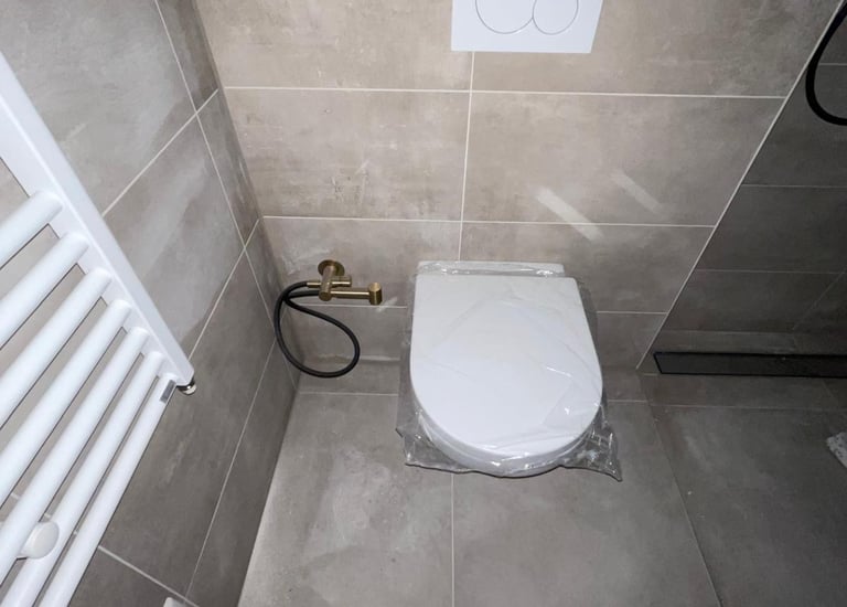Nieuw wandtoilet en handdoekradiator geïnstalleerd in moderne badkamer in Rotterdam-Hoogvliet