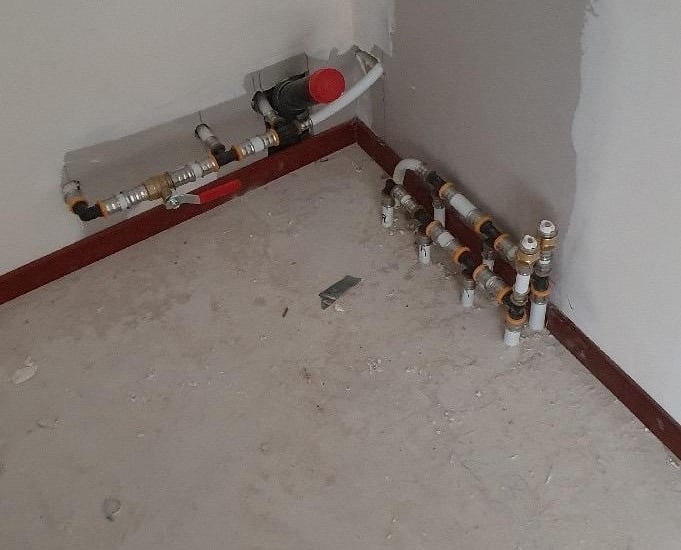 Nieuw leidingwerk aangelegd voor kraaninstallatie in woning in Rotterdam-Hoogvliet