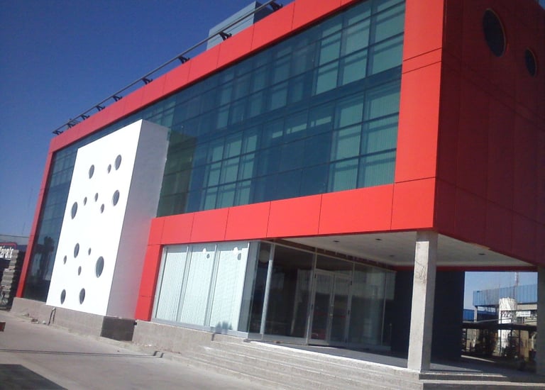 Edificio comercial con curtain wall y fachada ventilada