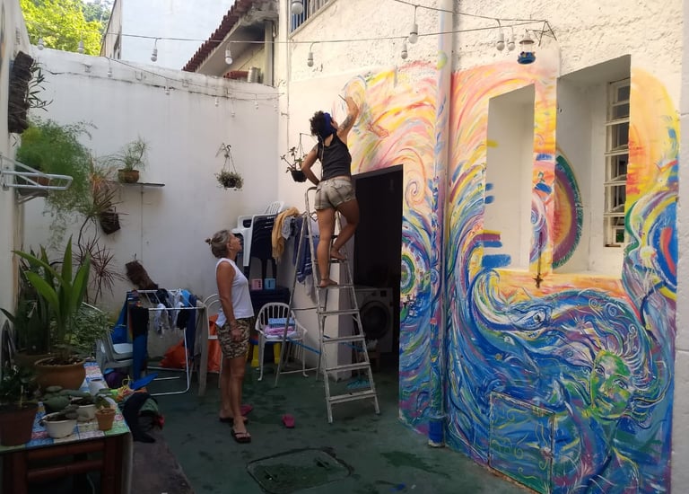 peinture murale réalisée à Rio de Janeiro avec un fond marin et animaux marins sur un coucher de soleil