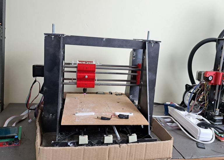 CNC makinesi ile yapılan ahşap kazıma işlemini gösteren görsel, hassas ve özelleştirilmiş CNC işleme