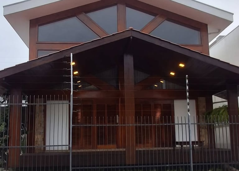 Casa com acabamentos em madeira e deck