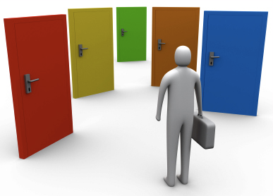 imagem de um homem escolhendo em qual porta vai entrar. imagem conta com varias portas abertas. 
