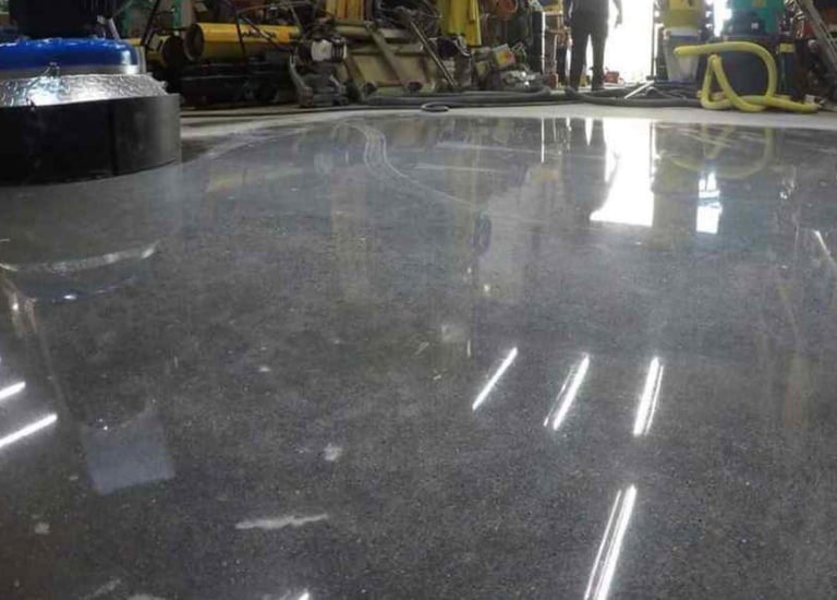 Traitement béton, ponçage et résines décoratives - solutions DG Services pour sols industriels & non