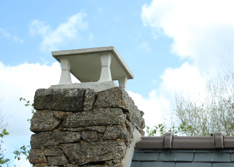 pose de chapeau de cheminée en béton, inoxydable. fuite de cheminée, réparation toiture 