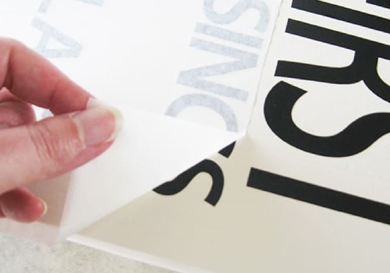 Mano pelando vinilo adhesivo