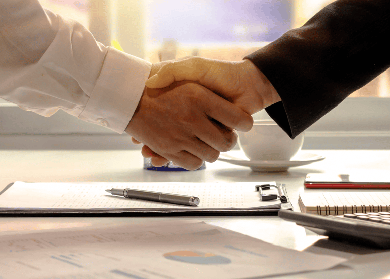 dos personas estrechándose la mano signo de compromiso
