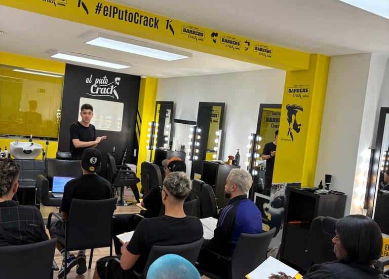 avi Lucena impartiendo una charla sobre marca personal y redes sociales